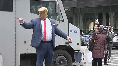 Un hombre que se hace pasar por el ex presidente de EE UU Donald Trump simula dirigir el tráfico frente a la Torre Trump de Nueva York.