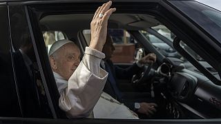 Katoliklerin ruhani lideri Papa Francis, kaldığı hastaneden taburcu edildi