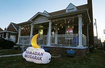 منزل في أمريكا مزيّن احتفالًا بشهر رمضان