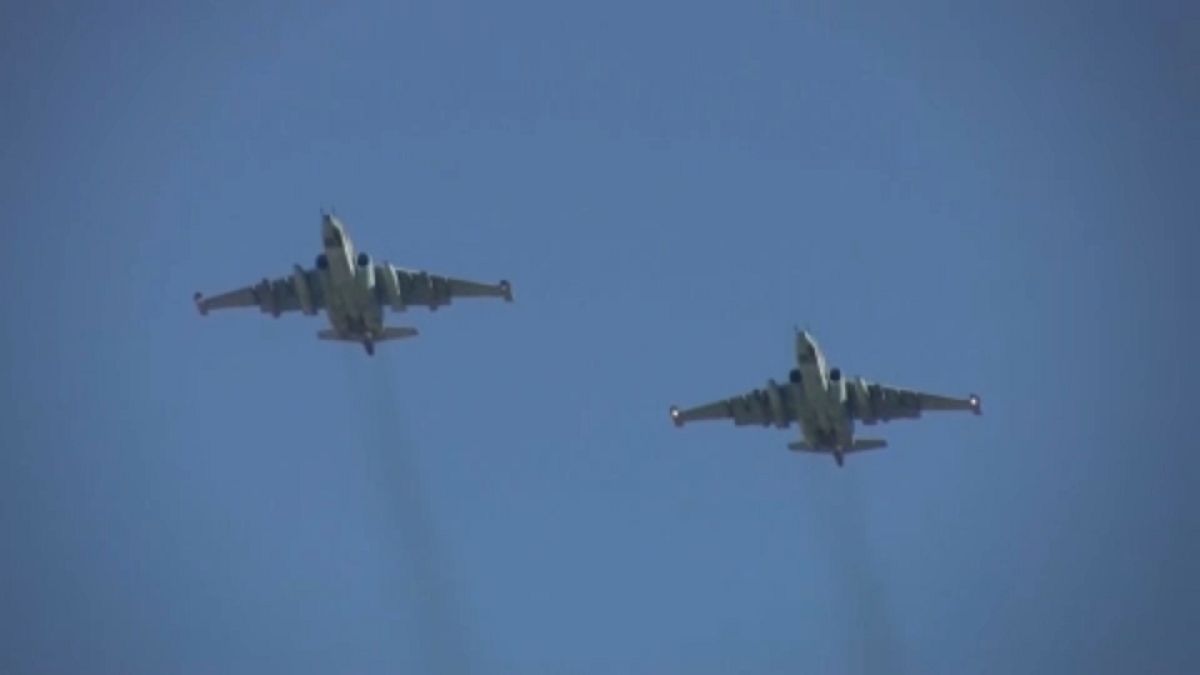 El Ministerio de Defensa ruso difundió imágenes de lo que describió como "aviones de ataque terrestre Su-25 llevando a cabo ataques con misiles"