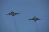 El Ministerio de Defensa ruso difundió imágenes de lo que describió como "aviones de ataque terrestre Su-25 llevando a cabo ataques con misiles"