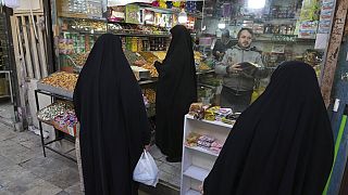 صورة أرشيفية لإيرانيات في أحد متاجر مدينة قم