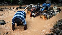  عامل منجم غير رسمي يبحث عن الذهب في نهر نيكى بمقاطعة انتيوكيا، كولومبيا، 23 مارس 2023.