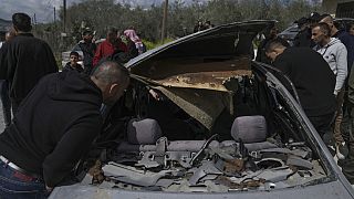 فلسطينيون يتفقدون مركبة مدمرة قُتل فيها ثلاثة مسلحين فلسطينيين برصاص القوات الإسرائيلية في قرية جبع بالضفة الغربية، بالقرب من جنين، 9 آذار 2023.