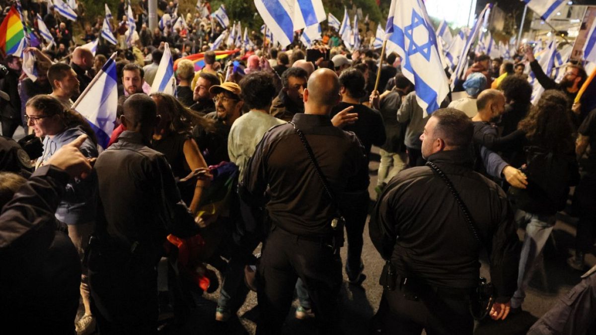 الشرطة الإسرائيلية تواجه متظاهرين خلال مسيرة ضد مشروع قانون الحكومة للتعديل القضائي في تل أبيب، 1 أبريل 2023.