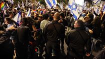 الشرطة الإسرائيلية تواجه متظاهرين خلال مسيرة ضد مشروع قانون الحكومة للتعديل القضائي في تل أبيب، 1 أبريل 2023.