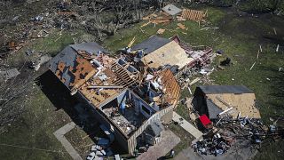 Haus mit zerfetztem Dach in Tennessee
