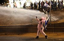 Un manifestante disfrazado de cerdo protesta este sábado, 1 de abril de 2023, en Tel Aviv