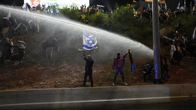 Полиция применила водометы для разгона демонстрантов