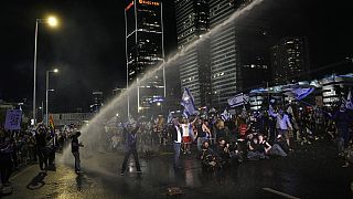 Vízágyúval oszlatták a tüntetőket Tel-Avivban 2023. április 1-én