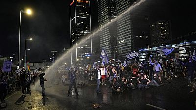 Vízágyúval oszlatták a tüntetőket Tel-Avivban 2023. április 1-én