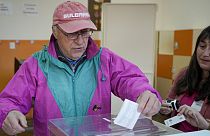 Egy szavazatát leadó férfi egy külvárosi szavazóhelyiségben Szófiában,  2023. április 2-án. 
