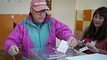 مواطن بلغاري يدلي بصوته في الانتخابات