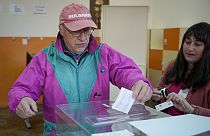 مواطن بلغاري يدلي بصوته في الانتخابات