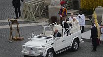البابا فرنسيس خلال مشاركته في أحد الشعانين