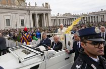 Francisco chegou de Papamóvel para presidir à Missa de Domingo de Ramos, no Vaticano
