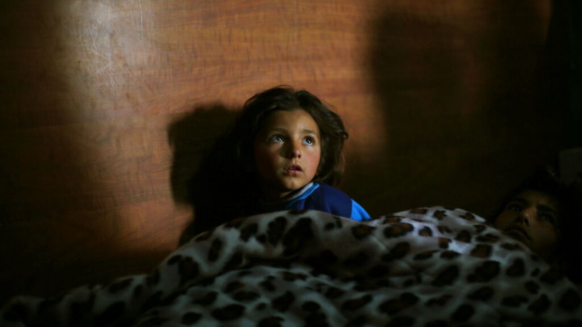 Bir mülteci kampında kalan 8 yaşındaki Suriyeli kız çocuğu Rukiye. (arşiv)
