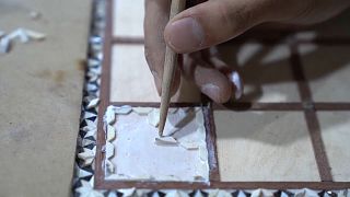 حرفي يستخدم الصدف لتزويق صندوق خشبي في المنوفية - مصر. 2023/02/19