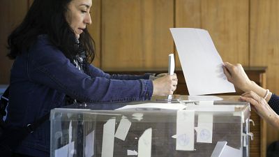 Una votante deposita su voto en un colegio electoral de Sofía, el domingo 2 de abril de 2023.