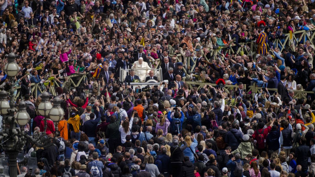 البابا فرنسيس أثناء جولته على المصلّين