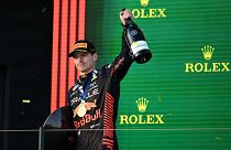 A győztes Max Verstappen a Forma-1-es autós gyorsasági világbajnokság Ausztrál Nagydíjának eredményhirdetésén Melbourne-ben, 2023. április 2-án.