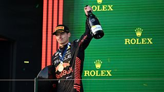 A győztes Max Verstappen a Forma-1-es autós gyorsasági világbajnokság Ausztrál Nagydíjának eredményhirdetésén Melbourne-ben, 2023. április 2-án.