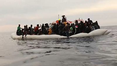 El barco de rescate de la ONG, el Ocean Viking, está llevando a los inmigrantes al puerto de Salerno.