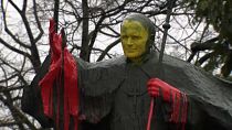 رش طلاء أحمر على تمثال البابا الراحل يوحنا بولس الثاني في مدينة لودز البولندية