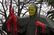 رش طلاء أحمر على تمثال البابا الراحل يوحنا بولس الثاني في مدينة لودز البولندية