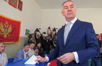 El prooccidental Milo Djukanovic deposita su voto en un colegio electoral de Podgorica, la capital de Montenegro, el domingo 2 de abril de 2023.
