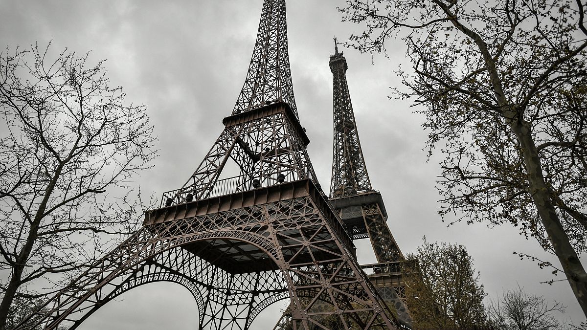 نسخة من برج إيفل تقع بالقرب من البرج الأصلي في باريس. 2023/04/01
