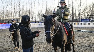 فيكتور ليو يعاني من ضعف البصر والتوحد، يحضر درساً في ركوب الخيل في نادٍ للخيول في بكين، 15 فبراير 2023
