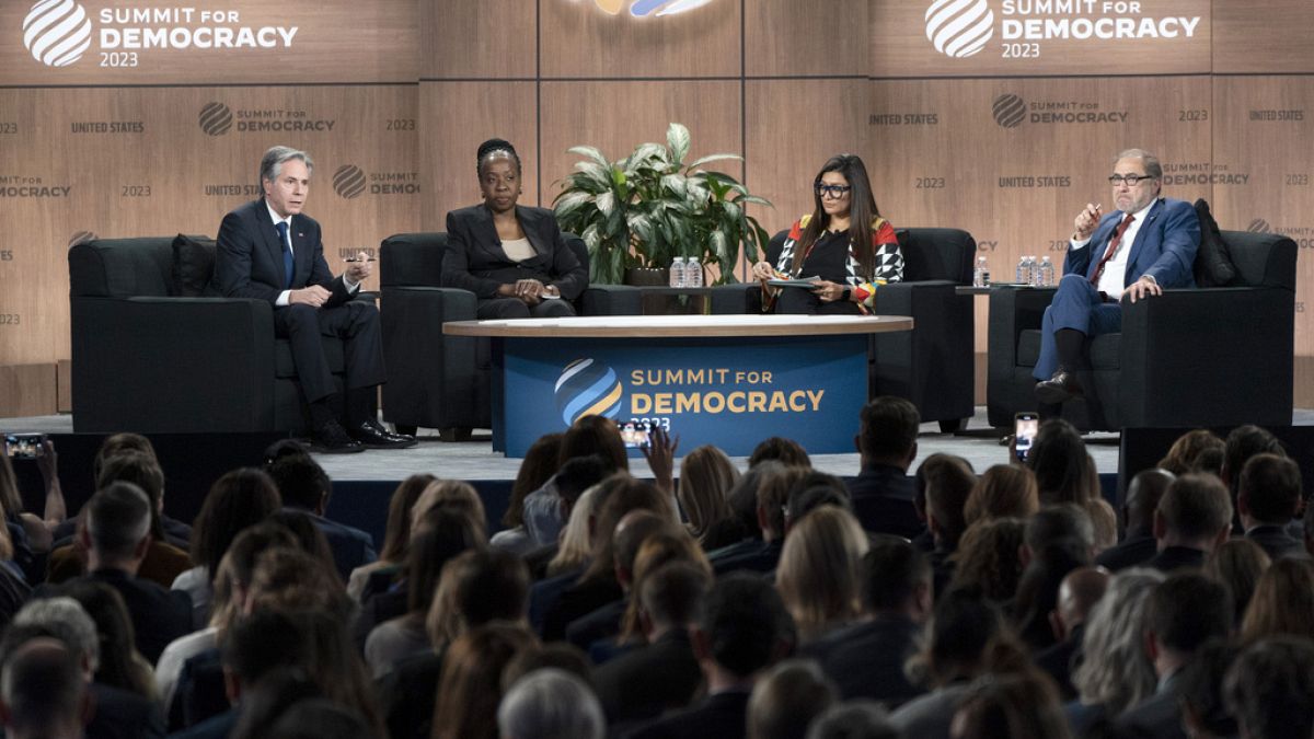   وزير الخارجية الأمريكي أنطوني بلينكين، يدير جلسة مع مسؤولين آخرين في قمة الديمقراطية بمركز المؤتمرات بواشنطن،  30 مارس 2023.
