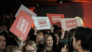Eleitores celebram projeções do resultado eleitoral na Finlândia