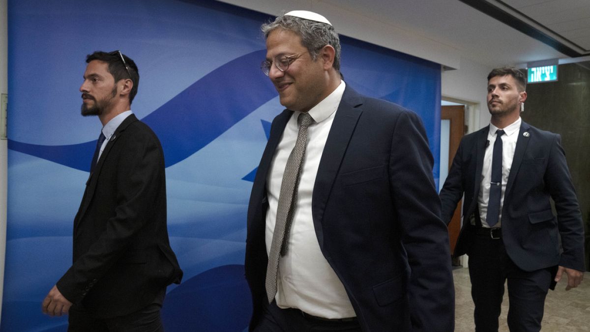 وزير الأمن القومي الإسرائيلي إيتمار بن غفير، برفقة عنصره الأمني، يصل إلى الاجتماع الأسبوعي لمجلس الوزراء في القدس، 12 مارس 2023