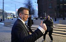رئيس حزب الائتلاف الوطني بيتيري أوربو يصل إلى مبنى البرلمان خلال الانتخابات البرلمانية في هلسنكي، فنلندا، 2 أبريل 2023