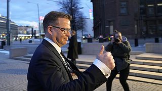 رئيس حزب الائتلاف الوطني بيتيري أوربو يصل إلى مبنى البرلمان خلال الانتخابات البرلمانية في هلسنكي، فنلندا، 2 أبريل 2023