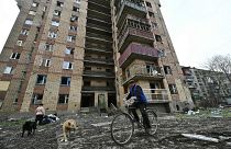 Ein durch russischen Beschuss zerstörtes Wohnhaus in Kostjantyiwka, im Osten der Ukraine