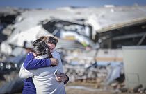 Deux enseignantes de l'école primaire Crestview se serrent dans les bras alors qu'elles visitent les décombres de leurs salles de classe, Covington, 1er avril 2023