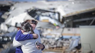 Deux enseignantes de l'école primaire Crestview se serrent dans les bras alors qu'elles visitent les décombres de leurs salles de classe, Covington, 1er avril 2023