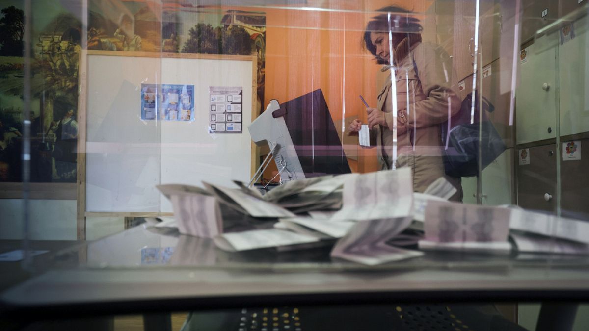 Une Bulgare dans un bureau de vote (03/04/23)