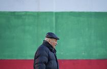 Egy bolgár választópolgár az előrehozott választások napján, 2023.04.02-án.  