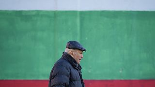 Egy bolgár választópolgár az előrehozott választások napján, 2023.04.02-án.