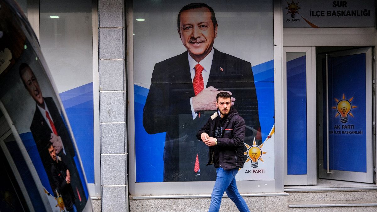 Recep Tayyip Erdogan török elnök választási plakátja a délkelet-törökországi Diyarbakirban 2023. március 20-án