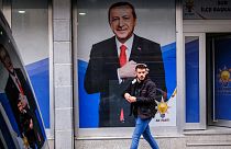 Recep Tayyip Erdogan török elnök választási plakátja a délkelet-törökországi Diyarbakirban 2023. március 20-án