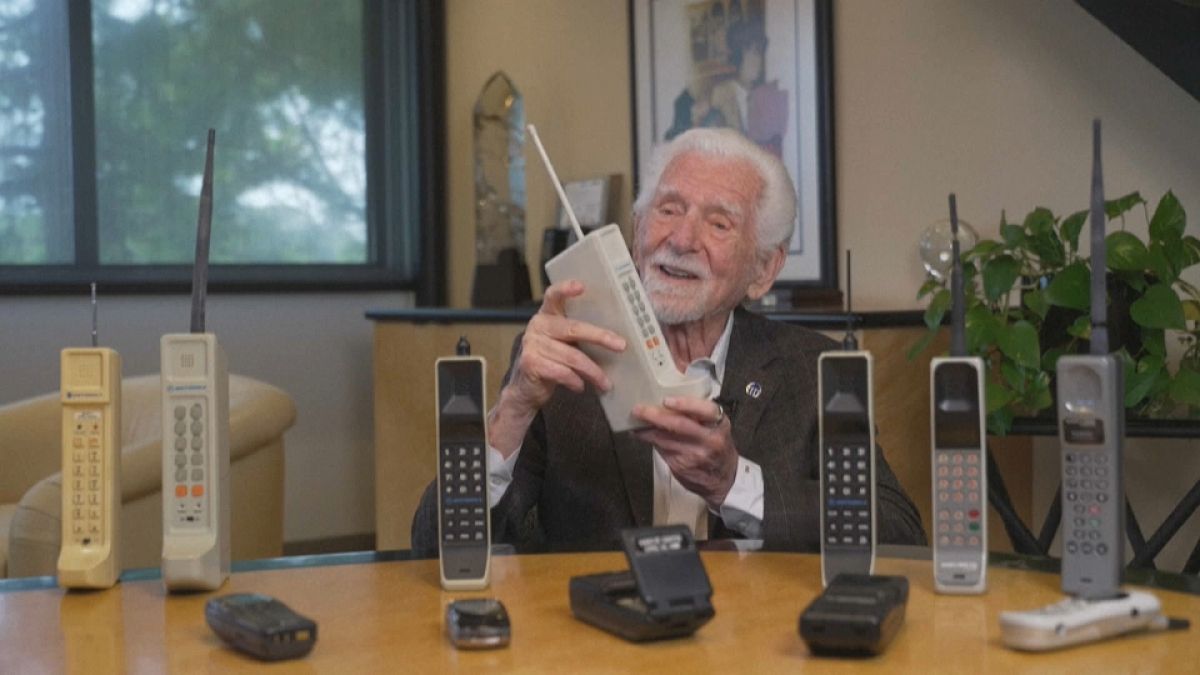 Ο Μάρτιν Κούπερ δείχνει το πρώτο κινητό που έπιασε στα χέρια του