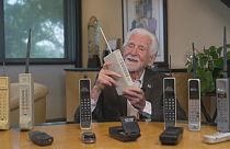 Марти Купер с аппаратом, по которому он сделал первый в истории звонок по мобильному телефону в 1973 году.