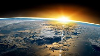 Des chercheurs veulent réfléchir la lumière du soleil dans l'espace pour refroidir la Terre.