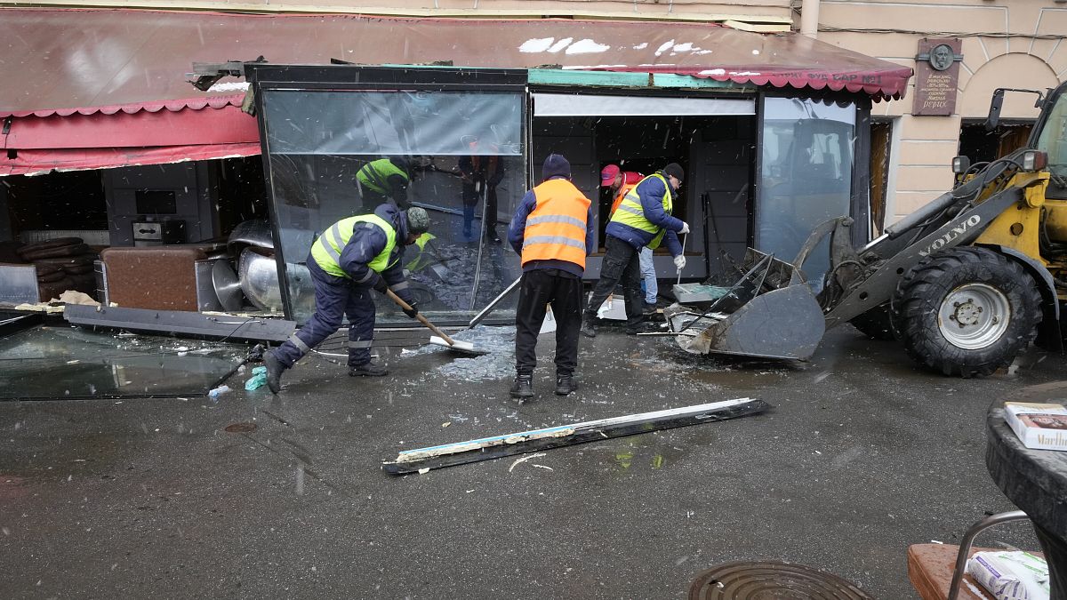 Trabalhadores municipais limpam o local da explosão.