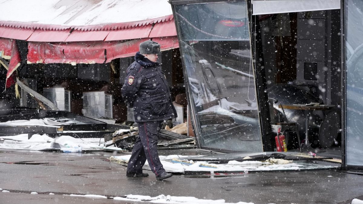 Αστυνομικός έξω από την καφετέρια που έγινε η βομβιστική επίθεση στην Αγία Πετρούπολη